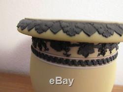 Savon De Wedgwood Avec Jasperware Trempé En Relief Noir 8 Vase Incroyable