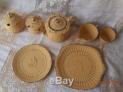 Scarce 7 Pc Wedgwood Caneware Set De Théières Jasperware Yellow W Black Cherubs