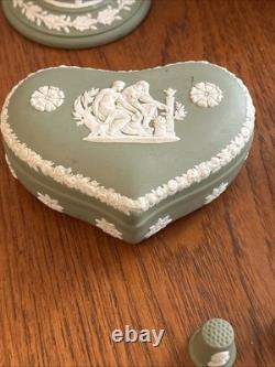 Service Wedgwood Jasperware vert sauge 10 pièces, grand bol, chandeliers, pichets et boîtes