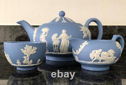 Service à thé WEDGWOOD Blue Jasper Ware avec grande théière, pot à lait, sucrier couvert en bon état.