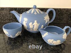 Service à thé WEDGWOOD Blue Jasper Ware avec grande théière, pot à lait, sucrier couvert en bon état.