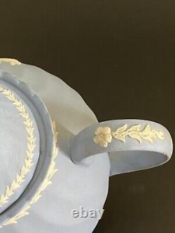 Service à thé Wedgwood Blue Jasperware à motifs floraux flûtés de 18 cm fabriqué en Angleterre