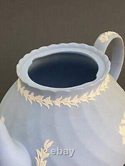 Service à thé Wedgwood Blue Jasperware à motifs floraux flûtés de 18 cm fabriqué en Angleterre