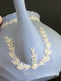 Service à thé Wedgwood Blue Jasperware à motifs floraux flûtés de 18 cm fabriqué en Angleterre