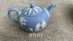 Service à thé en jaspe bleu de Wedgwood, comprenant une théière, un sucrier, des cruches, etc., des années 1950.