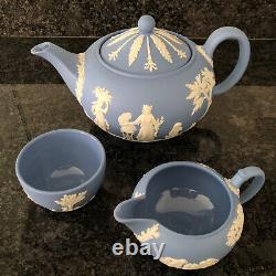 Service à thé en porcelaine bleue WEDGWOOD avec grande théière, pot à lait et sucrier avec couvercle, en très bon état.