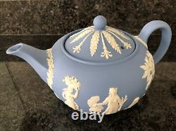 Service à thé en porcelaine bleue WEDGWOOD avec grande théière, pot à lait et sucrier avec couvercle, en très bon état.