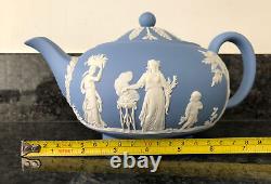 Service à thé en porcelaine bleue WEDGWOOD avec grande théière, pot à lait et sucrier avec couvercle, en très bon état.