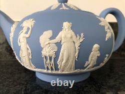 Service à thé en porcelaine bleue WEDGWOOD avec grande théière, pot à lait et sucrier avec couvercle, en très bon état.