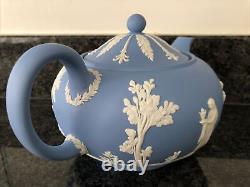 Service à thé en porcelaine bleue WEDGWOOD avec grande théière, pot à lait et sucrier avec couvercle, en très bon état.