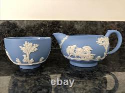 Service à thé en porcelaine bleue WEDGWOOD avec grande théière, pot à lait et sucrier avec couvercle, en très bon état.