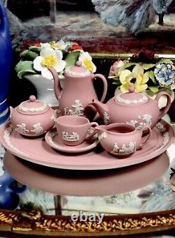 Service à thé et café miniature en jaspe rose Wedgwood sur plateau, en bon état