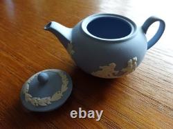 Service à thé miniature Wedgewood en jaspe bleu vintage, ensemble complet avec vase à bouquet