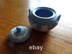 Service à thé miniature Wedgewood en jaspe bleu vintage, ensemble complet avec vase à bouquet