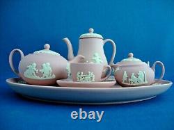 Service de thé et café miniature Wedgwood en jasperware rose sur plateau.