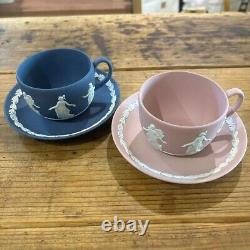 Service pour 2 tasses et soucoupes en jaspe Wedgwood rose et bleu marine 'Dancing Hours'