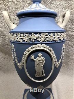 Stunning Wedgwood Blue Jasperware Muses # 174 Urne Withlid 11.50h Neuf