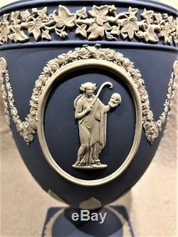Stupéfiant Wedgwood Blue Jasperware Muses Urne Sans Couvercle Muses # 174