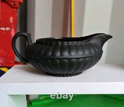 Sucrier antique Wedgwood en basalte noir avec crémier assorti en forme de pot à lait, Jasper Ware