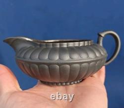 Sucrier antique Wedgwood en basalte noir avec crémier assorti en forme de pot à lait, Jasper Ware