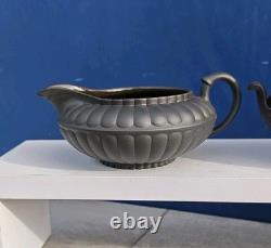 Sucrier antique Wedgwood en basalte noir avec crémier assorti en forme de pot à lait, Jasper Ware Sucrier antique Wedgwood en basalte noir avec crémier assorti en forme de pot à lait, Jasper Ware