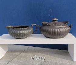 Sucrier antique Wedgwood en basalte noir avec crémier assorti en forme de pot à lait, Jasper Ware