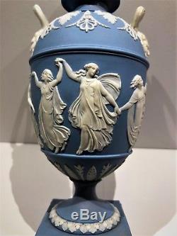 Superbe C. 1840 'wedgwood Blue Heures De Danse Jasperware 7.75 Urne Withlid Nice