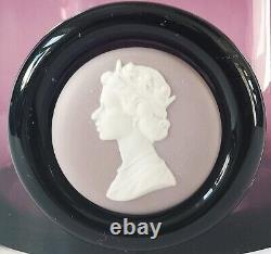 Tankard en verre lilas de jasperware Wedgwood de la Reine Elizabeth