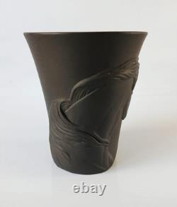 Tasse Wedgwood en basalte noir jasper représentant un cheval effrayé en jasperware