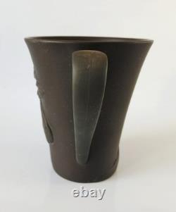 Tasse Wedgwood en basalte noir jasper représentant un cheval effrayé en jasperware