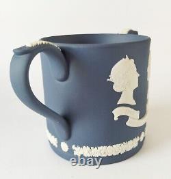 Tasse affectueuse Wedgwood Portland Blue Jasperware pour la reine Elizabeth et Philip