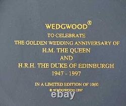 Tasse affectueuse Wedgwood Portland Blue Jasperware pour la reine Elizabeth et Philip