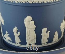 Tasses à café et soucoupes en Jasperware Wedgwood bleu Portland dans une boîte Lady Templetown