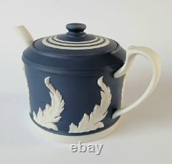 Théière bleu Portland Wedgwood Jasper avec boîte en jasperware à feuilles d’acanthe
