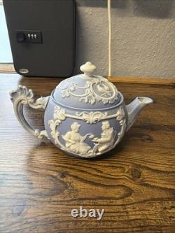 Théière en jaspe Wedgwood Blue avec relief de scène de thé classique, fabriquée en Angleterre