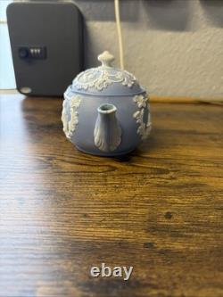 Théière en jaspe Wedgwood Blue avec relief de scène de thé classique, fabriquée en Angleterre