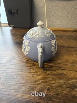 Théière en jaspe Wedgwood Blue avec relief de scène de thé classique, fabriquée en Angleterre