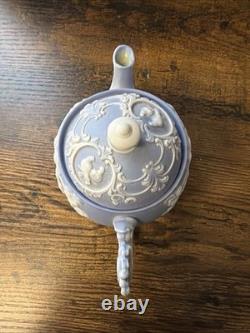 Théière en jaspe Wedgwood Blue avec relief de scène de thé classique, fabriquée en Angleterre