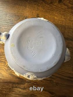 Théière en jaspe Wedgwood Blue avec relief de scène de thé classique, fabriquée en Angleterre