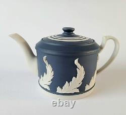 Théière en jaspe bleu Portland Wedgwood avec motif de feuille d'acanthe, dans sa boîte.