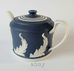 Théière en jaspe bleu Portland Wedgwood avec motif de feuille d'acanthe, dans sa boîte.