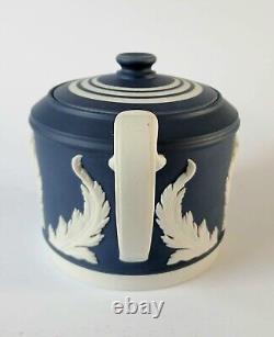 Théière en jaspe bleu Portland Wedgwood avec motif de feuille d'acanthe, dans sa boîte.