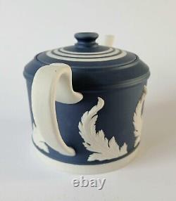 Théière en jaspe bleu Portland Wedgwood avec motif de feuille d'acanthe, dans sa boîte.