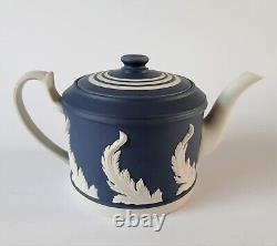 Théière en jaspe bleu Portland Wedgwood avec motif de feuille d'acanthe, dans sa boîte.