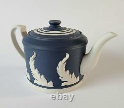 Théière en jaspe bleu Portland Wedgwood avec motif de feuille d'acanthe, dans sa boîte.