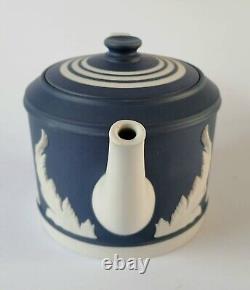 Théière en jaspe bleu Portland Wedgwood avec motif de feuille d'acanthe, dans sa boîte.