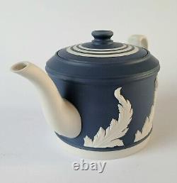 Théière en jaspe bleu Portland Wedgwood avec motif de feuille d'acanthe, dans sa boîte.