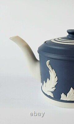 Théière en jaspe bleu Portland Wedgwood avec motif de feuille d'acanthe, dans sa boîte.