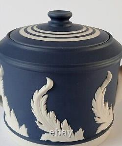 Théière en jaspe bleu Portland Wedgwood avec motif de feuille d'acanthe, dans sa boîte.