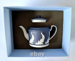 Théière en jaspe bleu Portland Wedgwood avec motif de feuille d'acanthe, en boîte